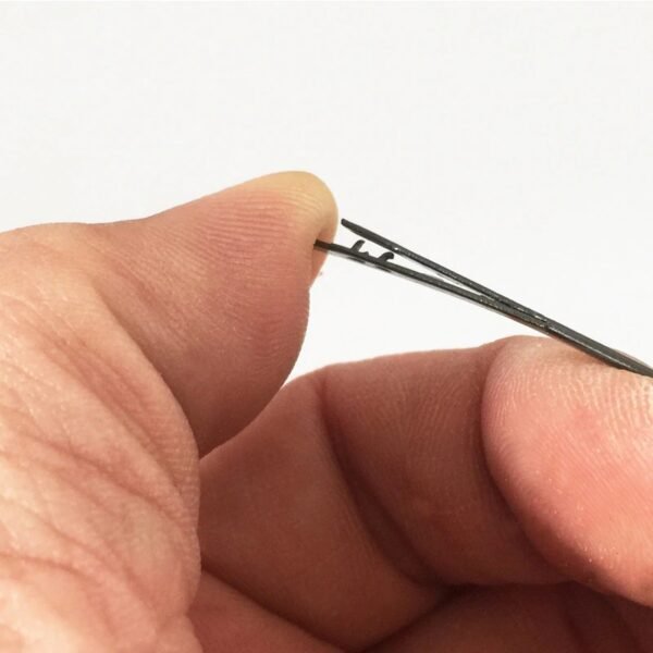 Agulha para costura com tentos de couro